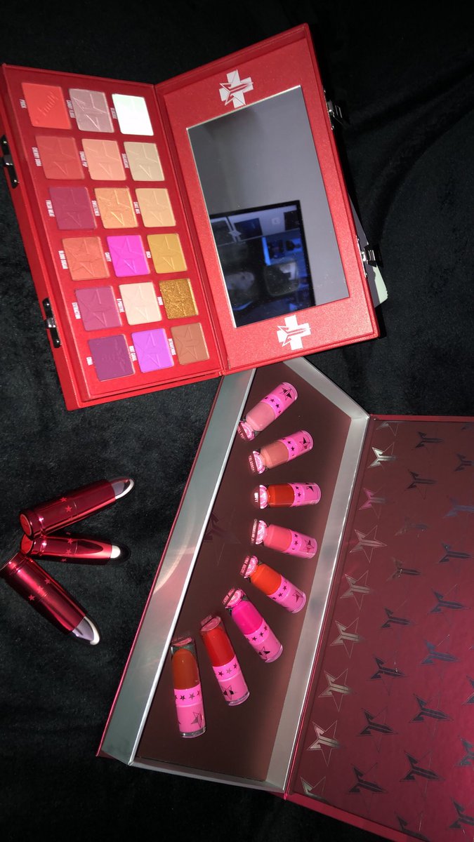 christinaamua's tweet photo. #bloodsugarpalette #JeffreeStarCosmetics #lovesickcollection @JeffreeStar my babies have arrived! Doing a happy dance in Australia 🇦🇺 Luv u https://t.co/J0bqXWzjZ7
