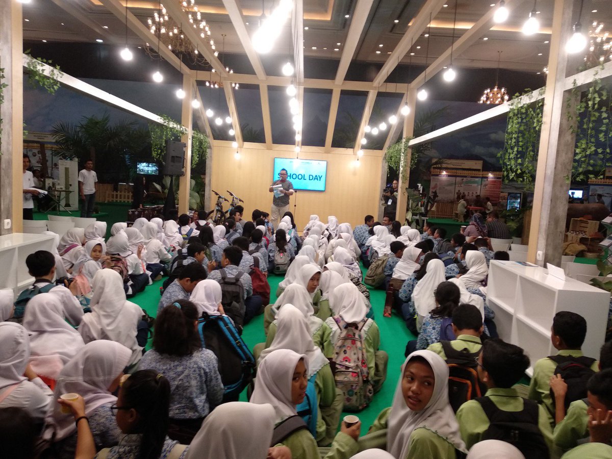 PISAgro's tweet photo. More students are visiting on the second day of #JFSS2018 to learn more about sustainable agriculture in Indonesia. This is a new initiative to promote agriculture to young farmers in the country. https://t.co/emtXCYj22M