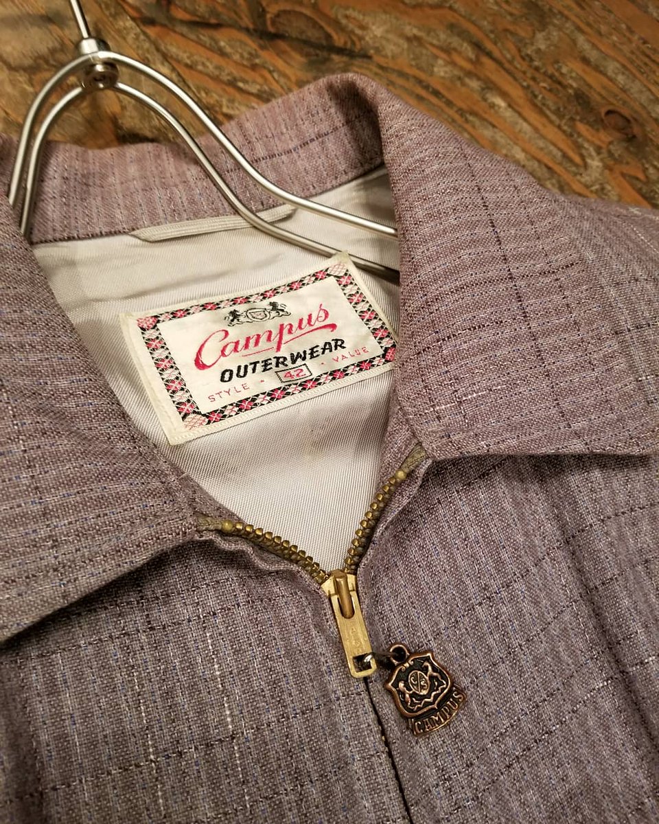 onekichijoji's tweet photo. 50年代頃のロカビリージャケットです、CAMPUSの物でネップ織りでタロンジッパーを使用しており年代特有の良い雰囲気があります。色味も春らしい良い色味なのでオススメです。
https://t.co/SuzHYva3BY
#OldJacket #One吉祥寺 #古着屋One #吉祥寺古着屋 https://t.co/IpcBRAS9Sq