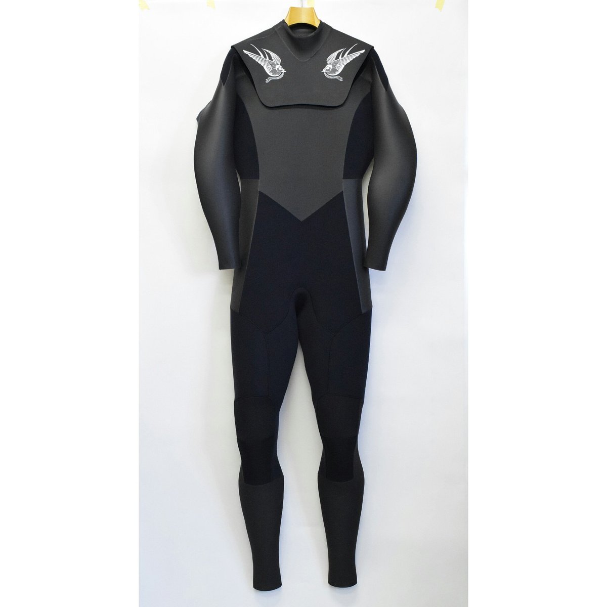 TaishiNobukuni's tweet photo. I designed wet suits.
陸のスーツに加え海のスーツもデザインしました。
テーラー目線の人体工学による機能のデザインで呼吸が楽になり関節が曲がりやすいよう補強パーツから手を加えました。
#taishinobukuni
#dovewetsuits #surfing #wetsuit #madtailor https://t.co/2LG3eW8FIF