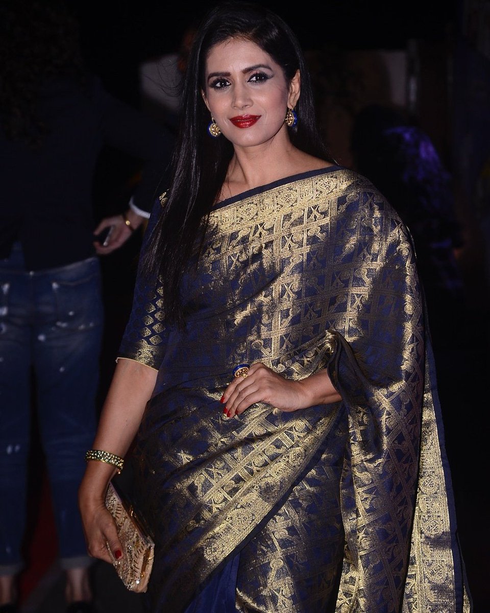 sonalikulkarni's tweet photo. I like things that boost my self esteem n confidence 😍 this saree by @Admyrin 😍 jewellery by @SynasCollection 👌 and @prache1 😘
Hair - Vidya
Makeup - Eknath #saree #indian #awardsnight #powerbrandawards #ootn https://t.co/vRvpOaQ29T