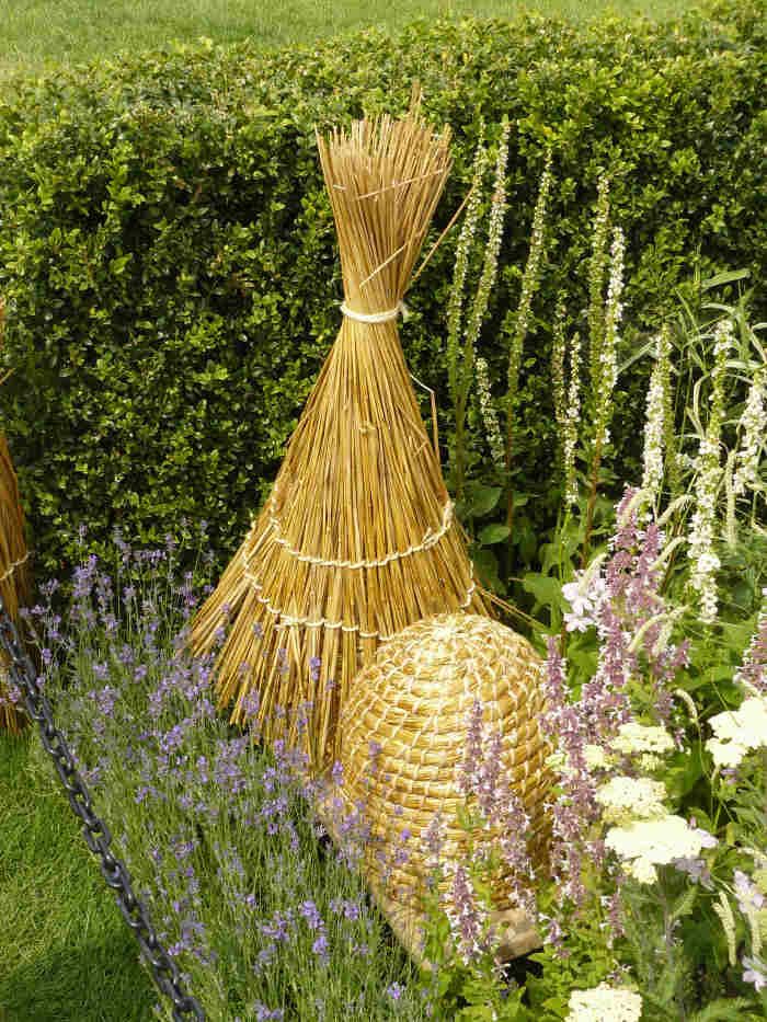 Although not strictly related to bee architecture, I just can't move on without mentioning the elegant hackle: a straw cone used to protect skeps and beelogs kept in the open from wind and rain. Simplicity itself and a common sight everywhere in Europe until the mid 19th century.
