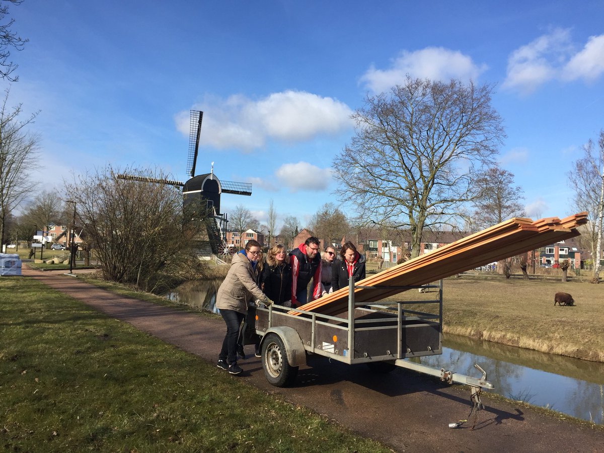 Kanjers van het ROC #NLDoet in het Natuurkwartier Nieuwegein bouwen mee aan de nieuwe bijenstal