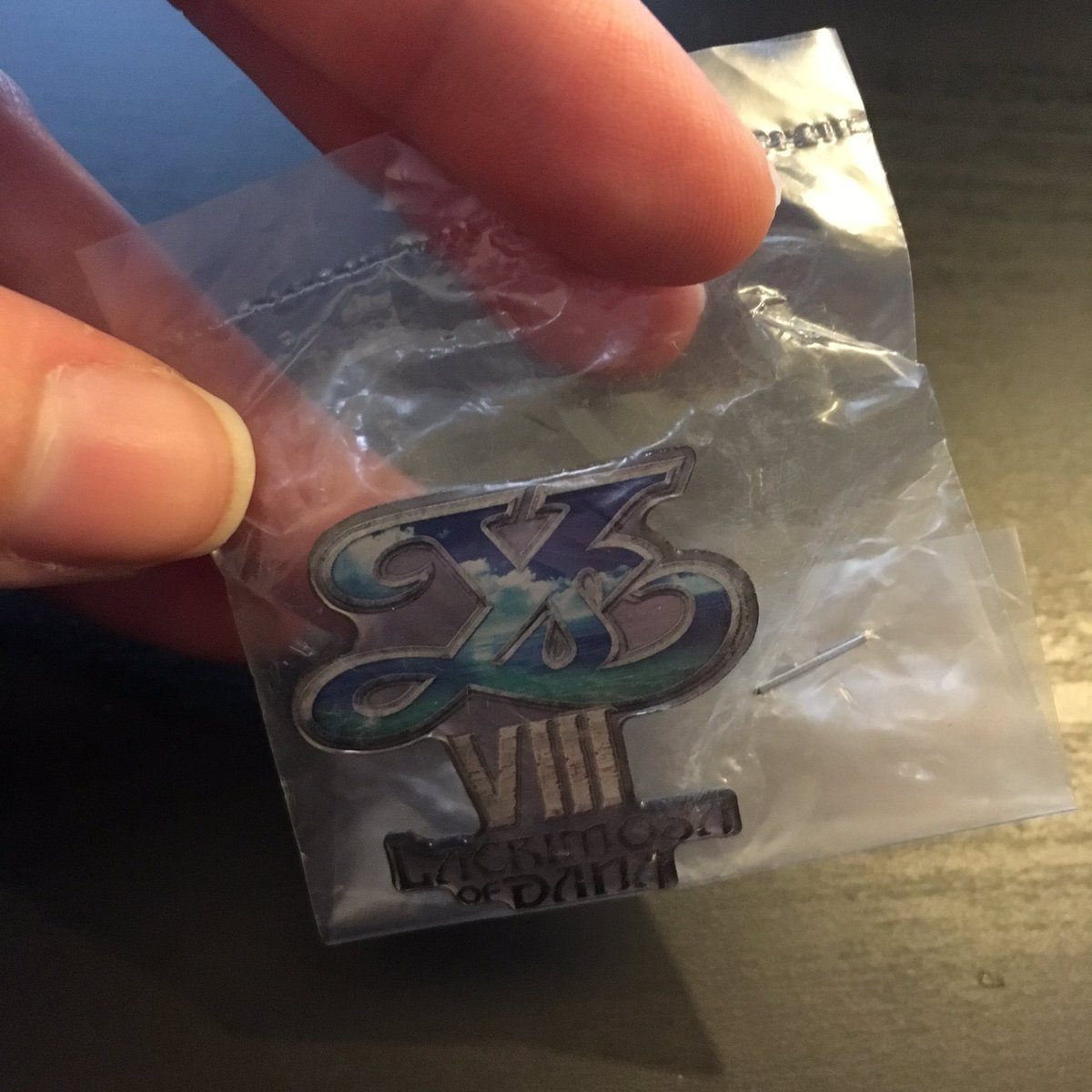 MikiJowy's tweet image. Histoire que vous ayez un aperçu du contenu : c&apos;est juste fou, le steelbook GB est canon et j&apos;ai tellement envie de sortir le porte-clés Morph Ball 💕 En plus @pascalparole a glissé un petit pins Ys VIII, c&apos;est attentionné et doux comme une guimauve, merci encore. 😊