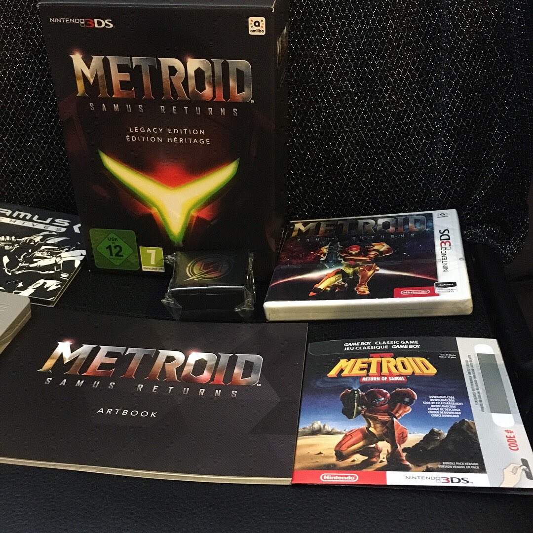 MikiJowy's tweet image. Histoire que vous ayez un aperçu du contenu : c&apos;est juste fou, le steelbook GB est canon et j&apos;ai tellement envie de sortir le porte-clés Morph Ball 💕 En plus @pascalparole a glissé un petit pins Ys VIII, c&apos;est attentionné et doux comme une guimauve, merci encore. 😊