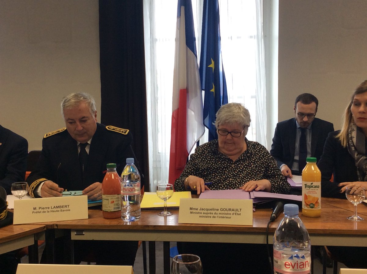 .<a href="/j_gourault/">Jacqueline Gourault</a>  en visite à la sous-préfecture #SaintJulien pour une réunion sur les enjeux frontaliers de ce territoire attractif (fonds de compensation, mobilité, scolarisation des enfants suisses....). Une visite de terrain instructive selon la ministre.