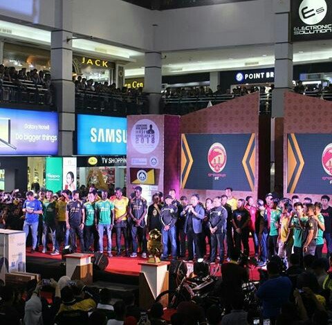 TejaLovers_ID's tweet photo. Launching skuad &amp; Jersey Sriwijaya FC untuk musim 2018 di PS Mall td malam👍 sukses SFC! Semoga tahun ini juara 😊🏆 #kitopacak @Teja910 https://t.co/EeggvwulwQ
