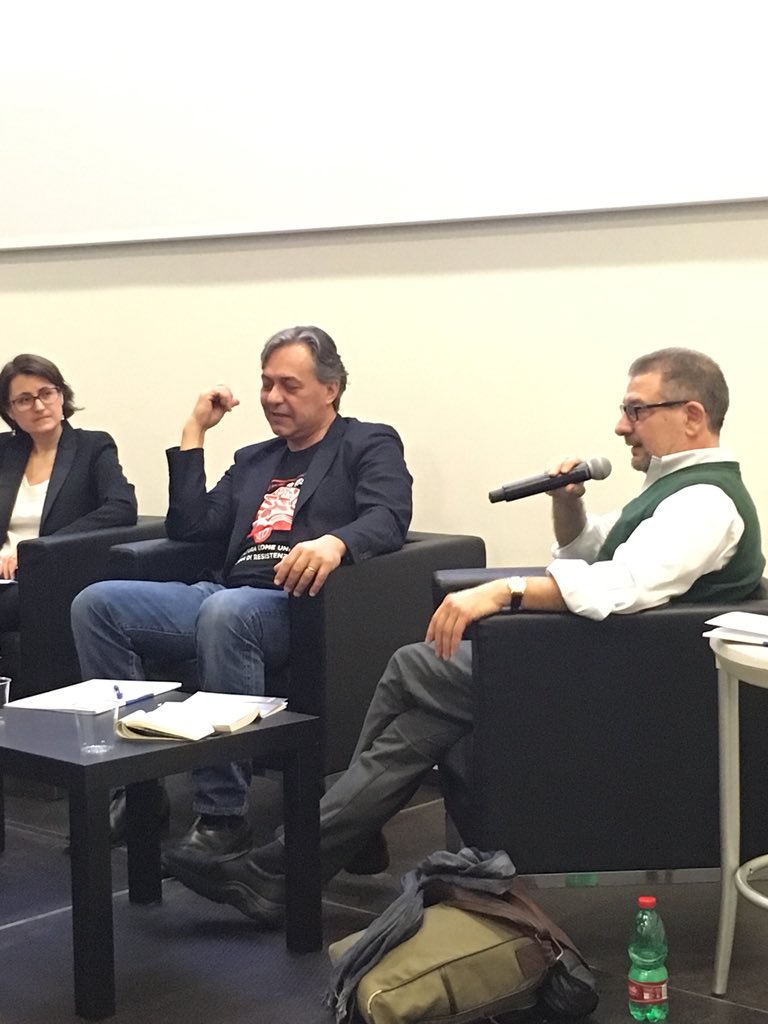 editoriaUnicatt's tweet photo. Massimo Turchetta di @RizzoliLibri risponde alla provocazione lanciata sulle sfide editoriali qui a @TempodiLibri . Generi e tendenze in crescita o decrescita: crescono piccoli editori e generi nuovi 📚 #EIP2018 #TdL18 https://t.co/LXITNXWZXI