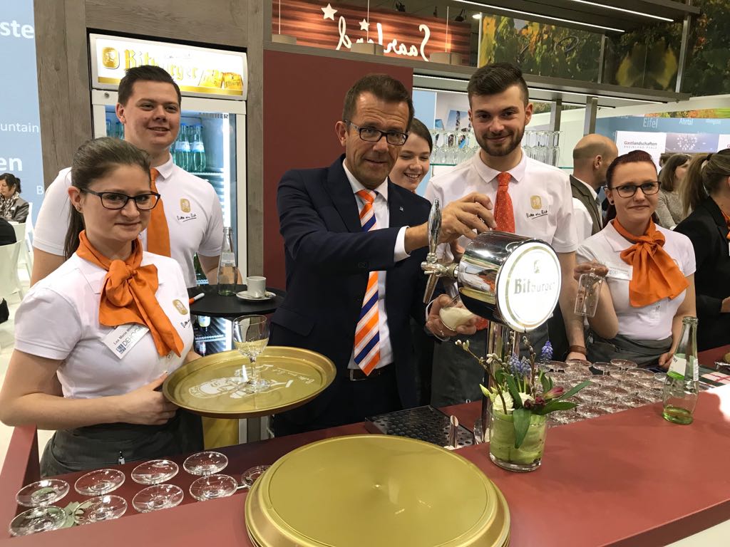 tinikober's tweet photo. #rlpitb Auch heute wird die Gastlichkeit am Rheinland-Pfalz-Stand wieder besonders groß geschrieben... BITTE alle recht freundlich! DEHOGA-Präsident Gereon Haumann und das DEHOGA-Team haben gerne alle Hände voll zu tun. https://t.co/twOka2ejk3