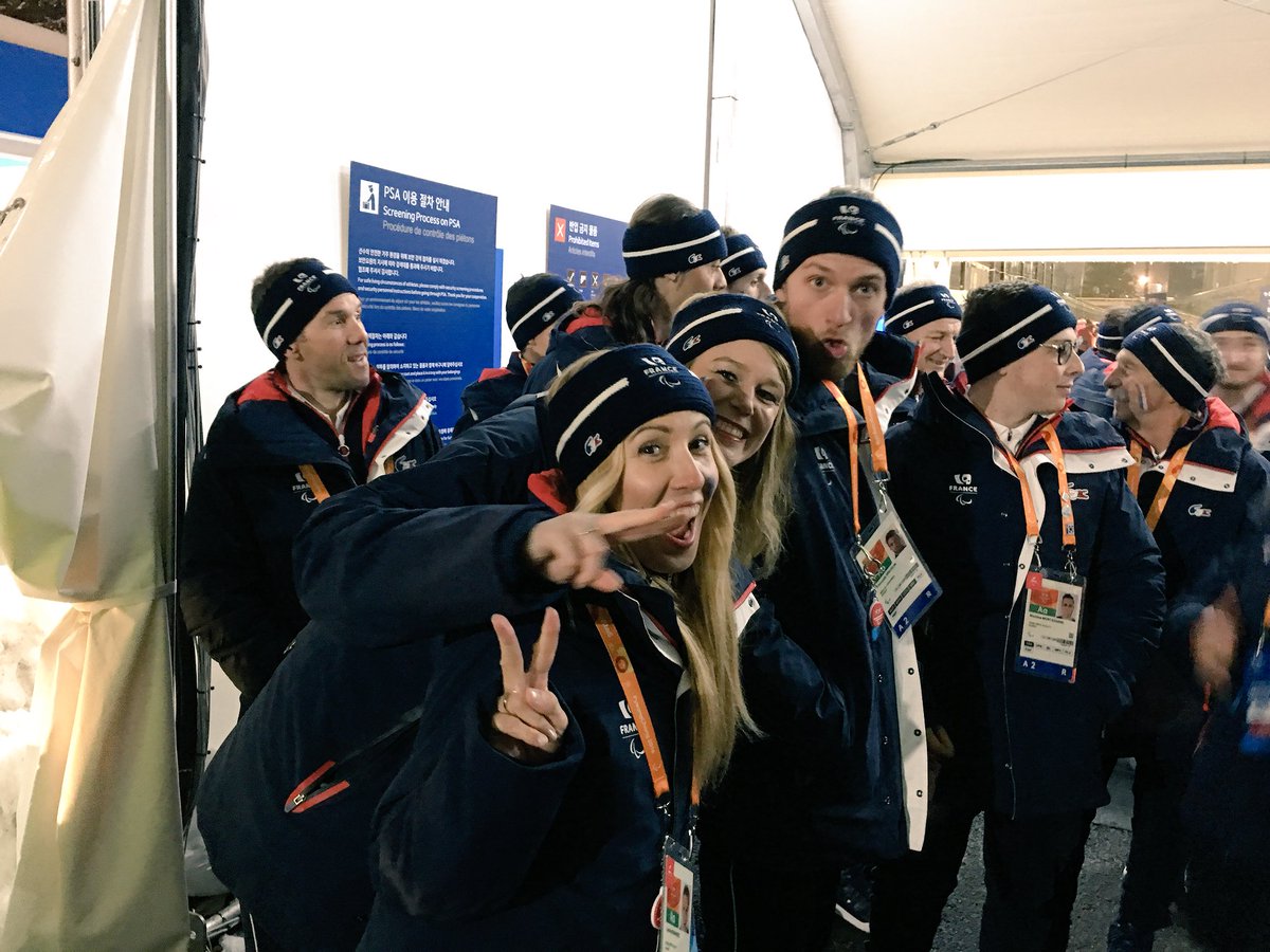 FRAparalympique's tweet photo. Défilé à la française ce soir à #Pyeongchang ! Suivez-nous sur @FranceOtv à partir de 12h 🇫🇷💙 #BleuParalympique 
La bise de @FRAparalympique https://t.co/DCQ20wvSLn