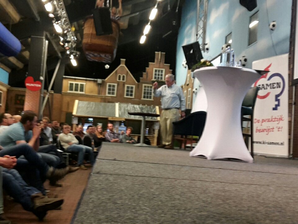 JeanetBrandsma's tweet photo. Op symposium voor levensduur spreekt Don Bennink over de relaties tussen levensduur en andere kenmerken.  In verleden door gebrek aan of verkeerde informatie heeft negatief effect op levensduur. Don geeft vol inspiratie welke kenmerken beter te gebruiken zijn. 
#fvl2018 https://t.co/XbIcwhIE8K