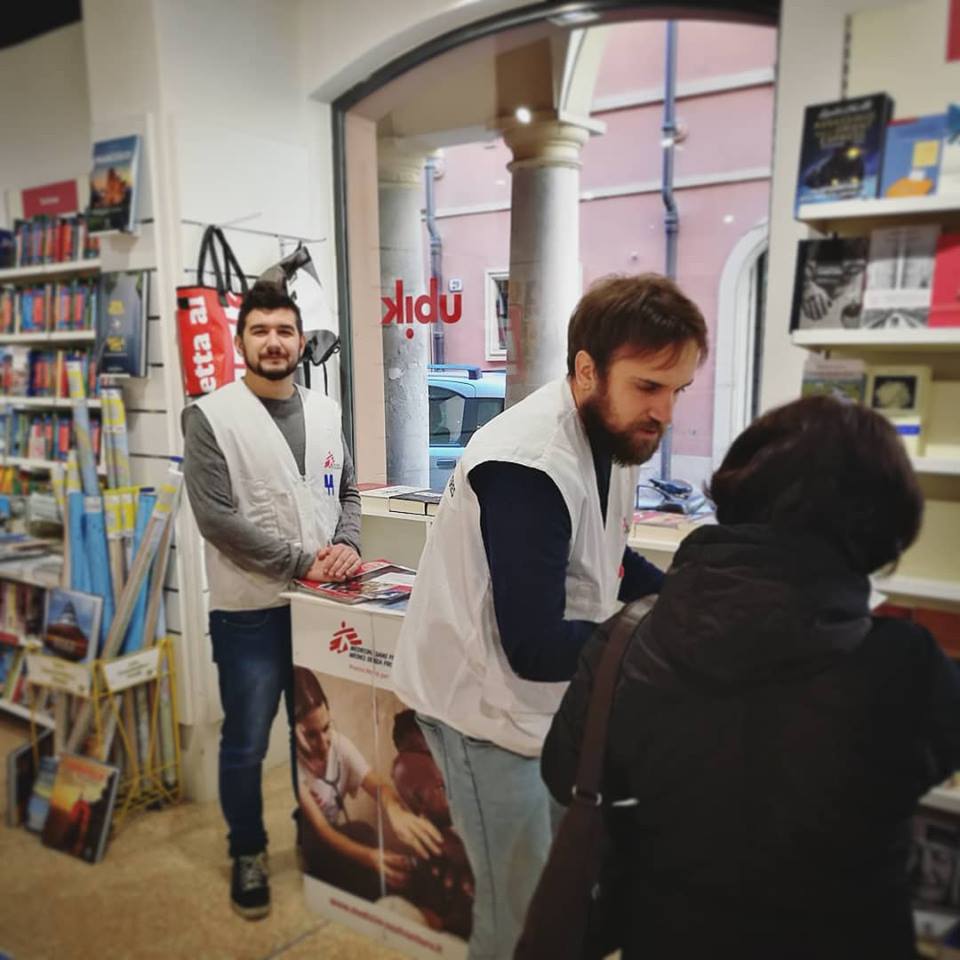 Oggi e domani in libreria con i volontari di #MediciSenzaFrontiere,  per raccontare i progetti e le azioni medico-umanitarie di <a href="/MSF_ITALIA/">MediciSenzaFrontiere</a>. ❤