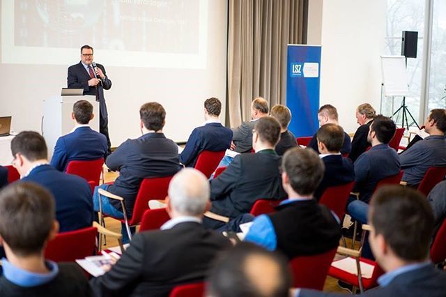 DeskCenterAG's tweet image. Christoph Harvey spricht über die „Digitale Transformation“ auf dem Gärtner CIO &amp;amp; IT Executive Summit. #digitalfueralle #deskcentersolutions #iot #deskcenterevent