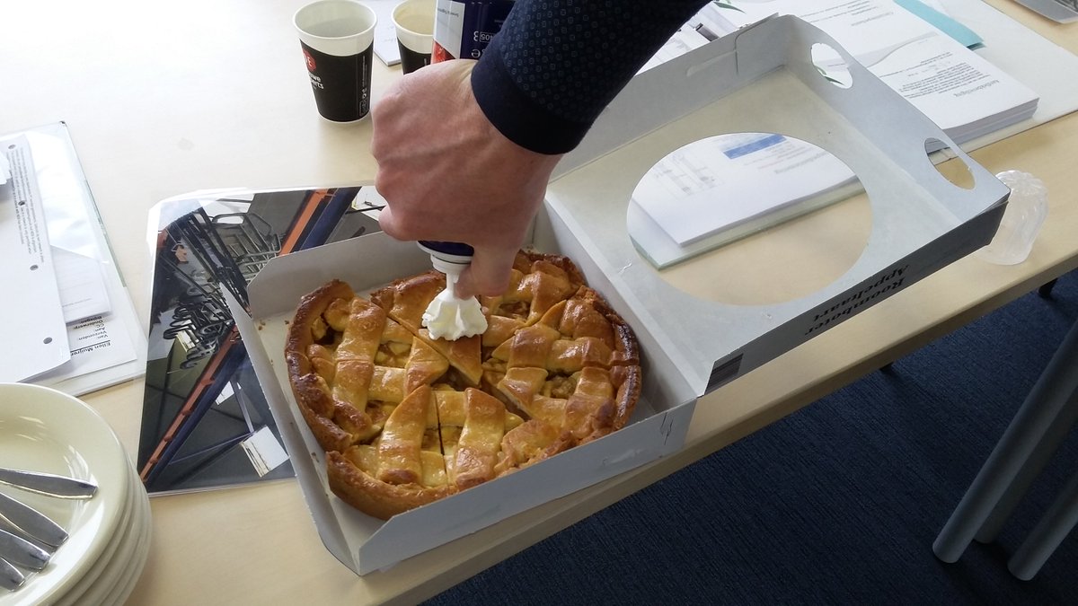 Een jarige op de laatste dag van de cursus Inspecteur brandrisico's elektrische materieel volgens #SCIOS #Scope10: in Limburg betekent dat vlaai!