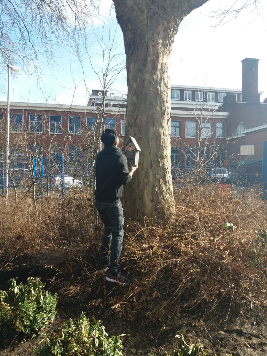 Collega Hülya klust samen met Aan de Slag vrijwilligers bij het buurtteam Ondiep! #nldoet #utrechtdoet #utrecht
