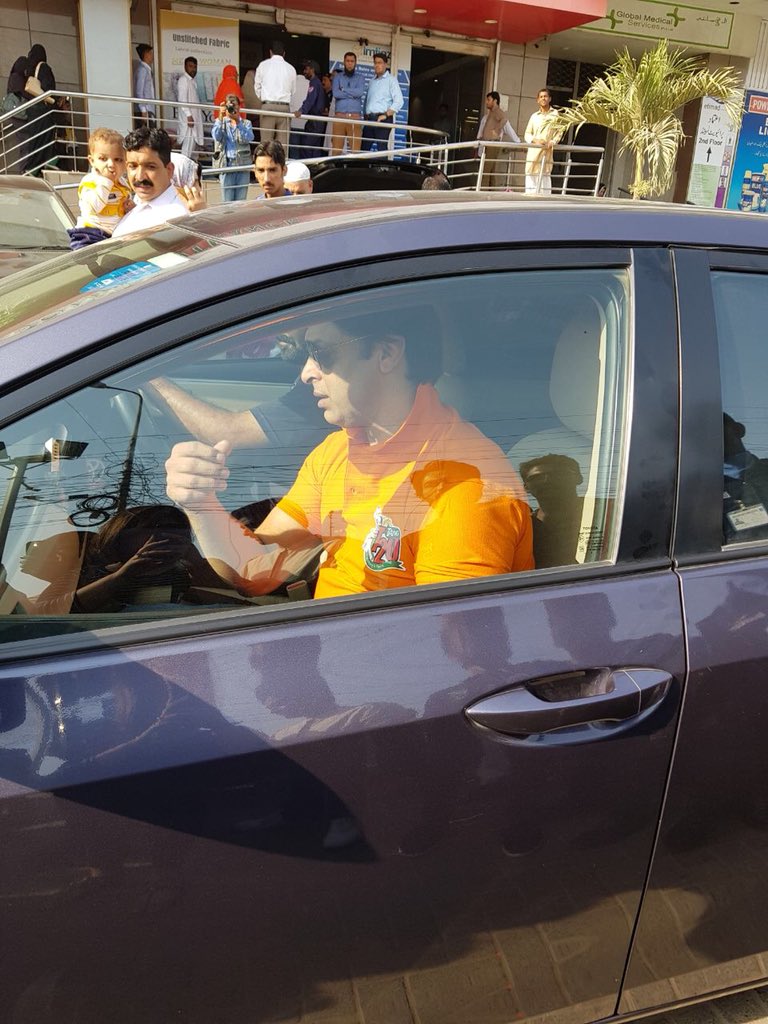 HariMirchein's tweet photo. Entry ho tou aisi Nawaz Sharif ki paishi sey zyada loog aye hain for #TangPakistan and @shoaib100mph https://t.co/dBnZgyKFAi