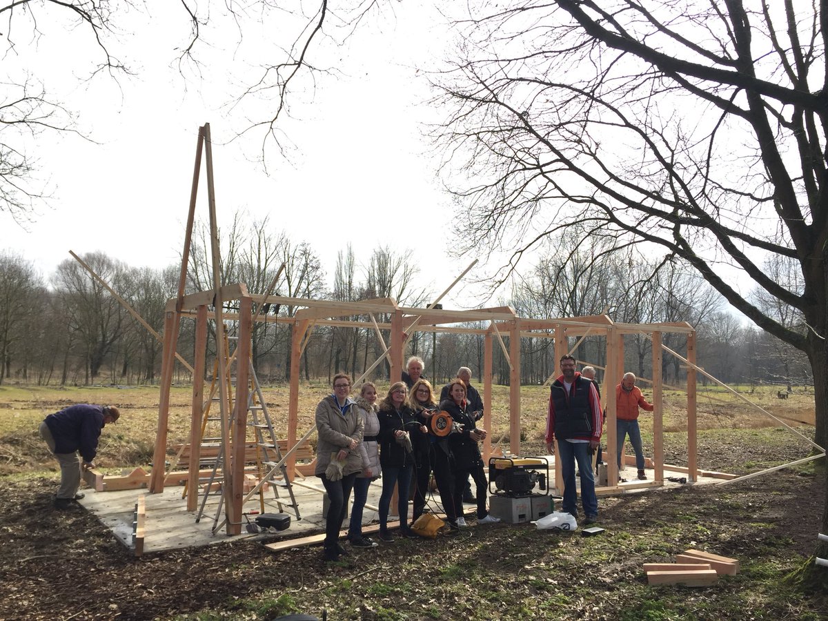 De bijenstal in aanbouw