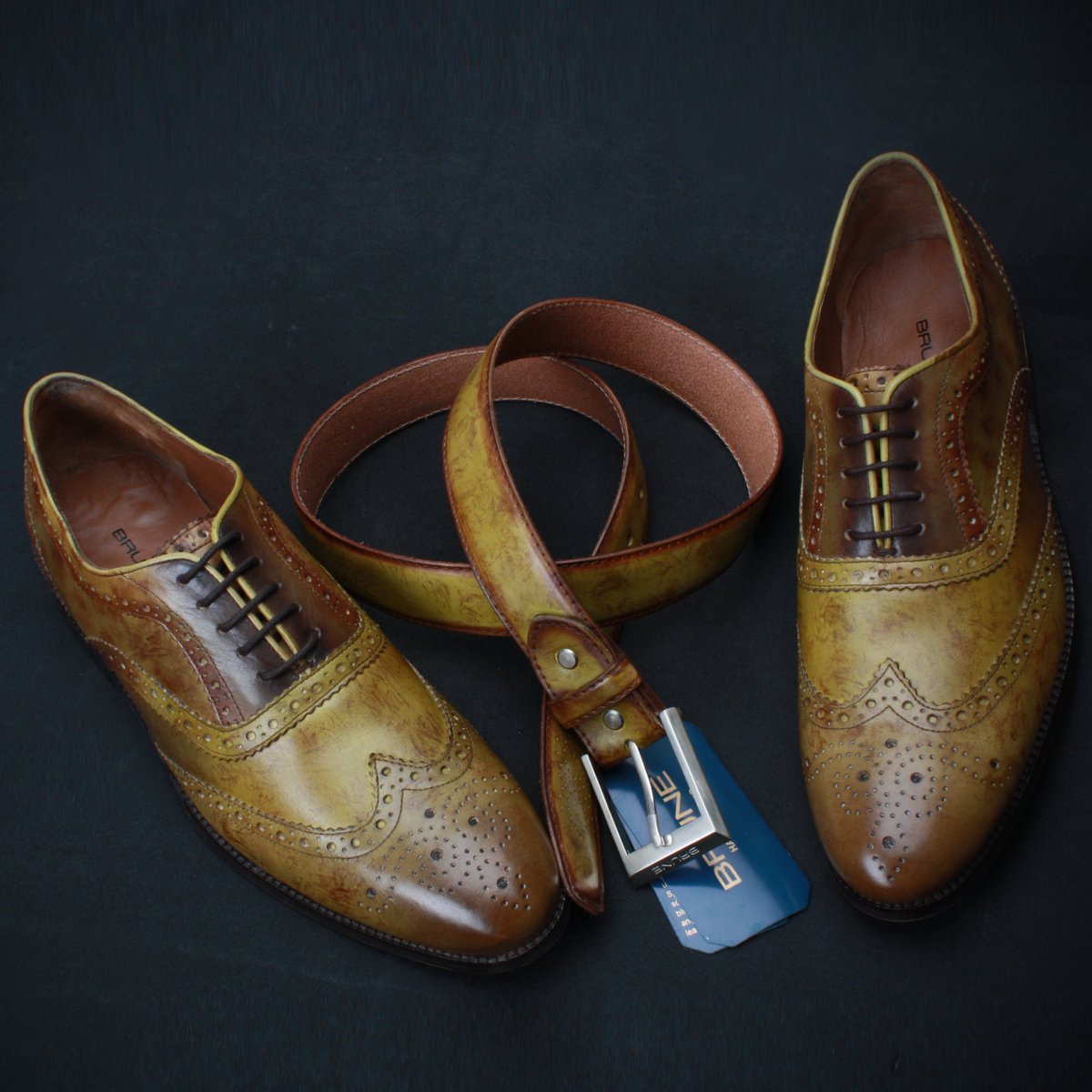 voganow's tweet photo. Match the two to be a perfect one!
#fashionblogger #instagood #igers #instafashion #delhigram #latestfashion #formalshoes #doublemonkstrap #pureleather #genuineleather #authenticleather #instashoes #instafashion #shoeaddict #laceupshoes #olivegreen #leatherbelts https://t.co/mFkah7drtj
