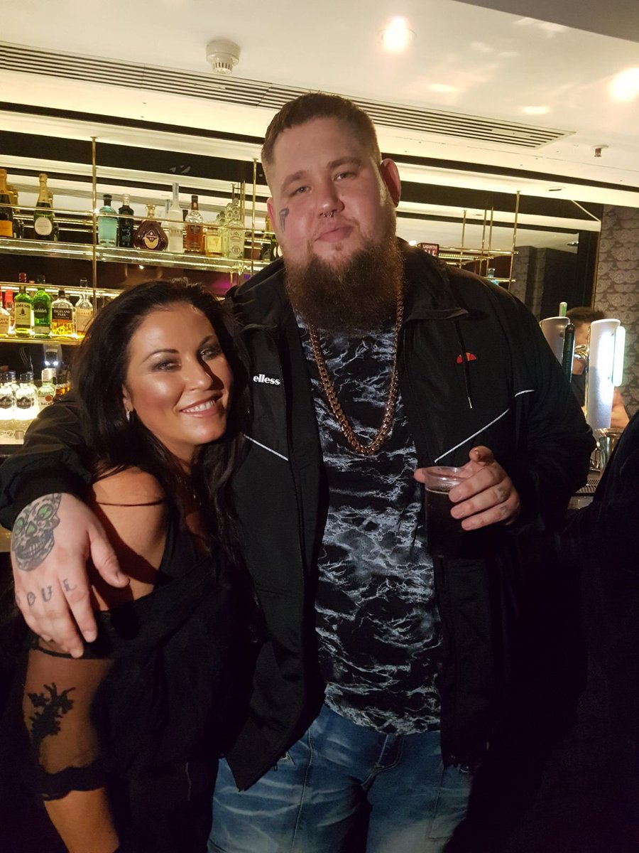 JessieWallaceUK's tweet photo. @RagNBoneManUK was awesome last night!  #AlyPaly so lovely to meet you 💋 https://t.co/NSBSPYRerm