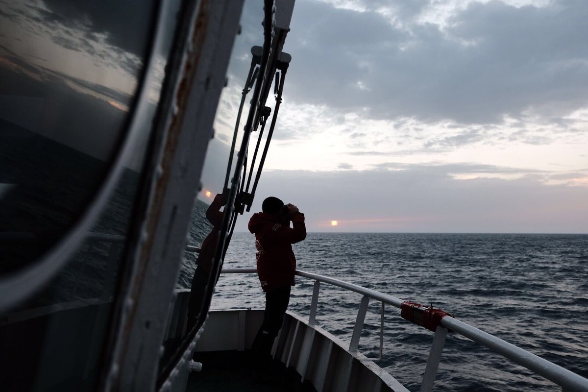 openarms_fund's tweet photo. Sale el sol en la zona de rescate #Med 
Ojalá que todas las vidas que hoy haya en el mar puedan ver amanecer mañana también. Seguimos alerta.
Buenos días https://t.co/Bu49ZKNFil