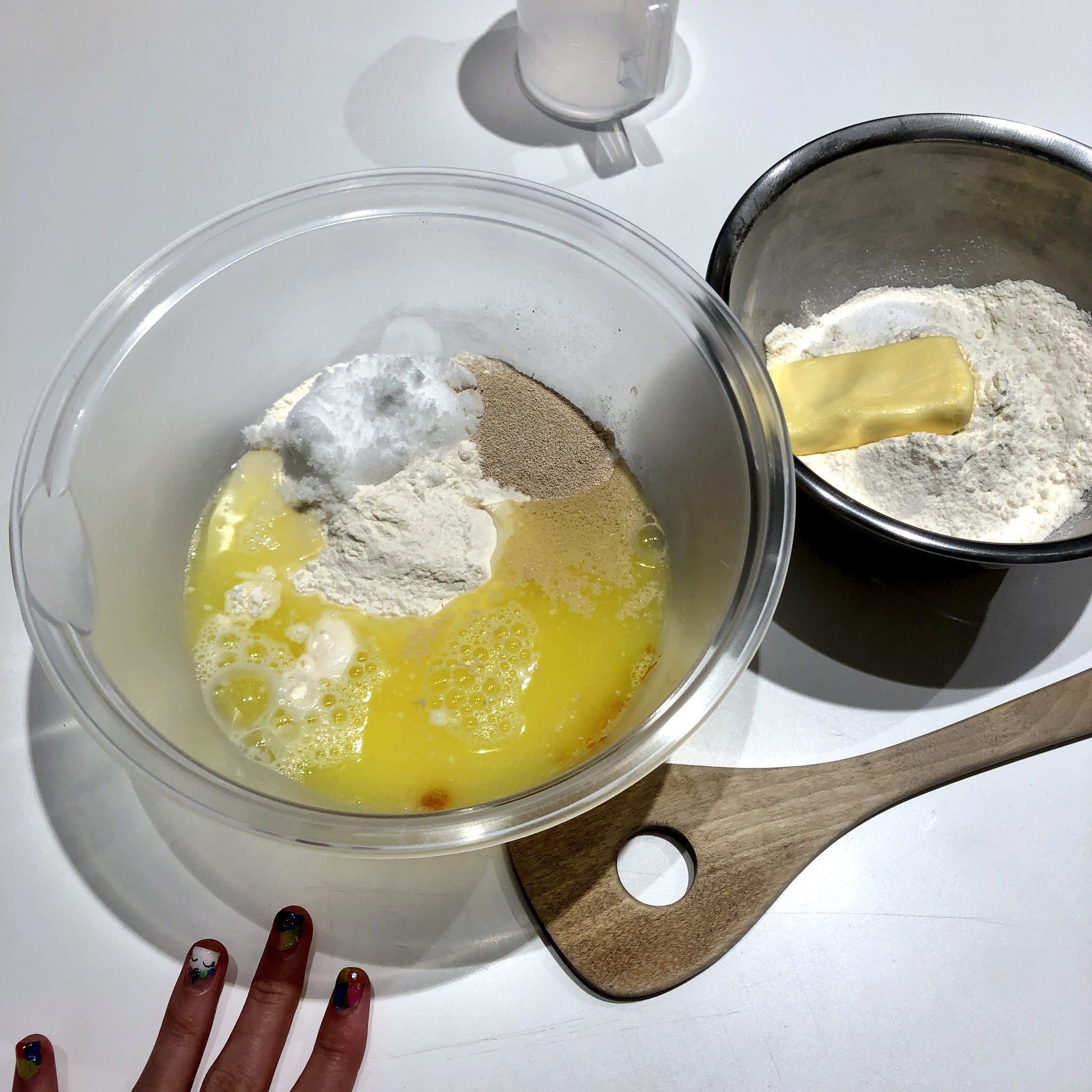 海外避難生活みさちゃす パンを焼いています 本日はヴィトンの運動靴です スニーカーの事を運動靴と言ってしまいます 今日エプロン忘れた みさちゃすabcクッキング公式インスタグラマー インスタにまた載せます 恐慌相場放置 I M Baking Bread