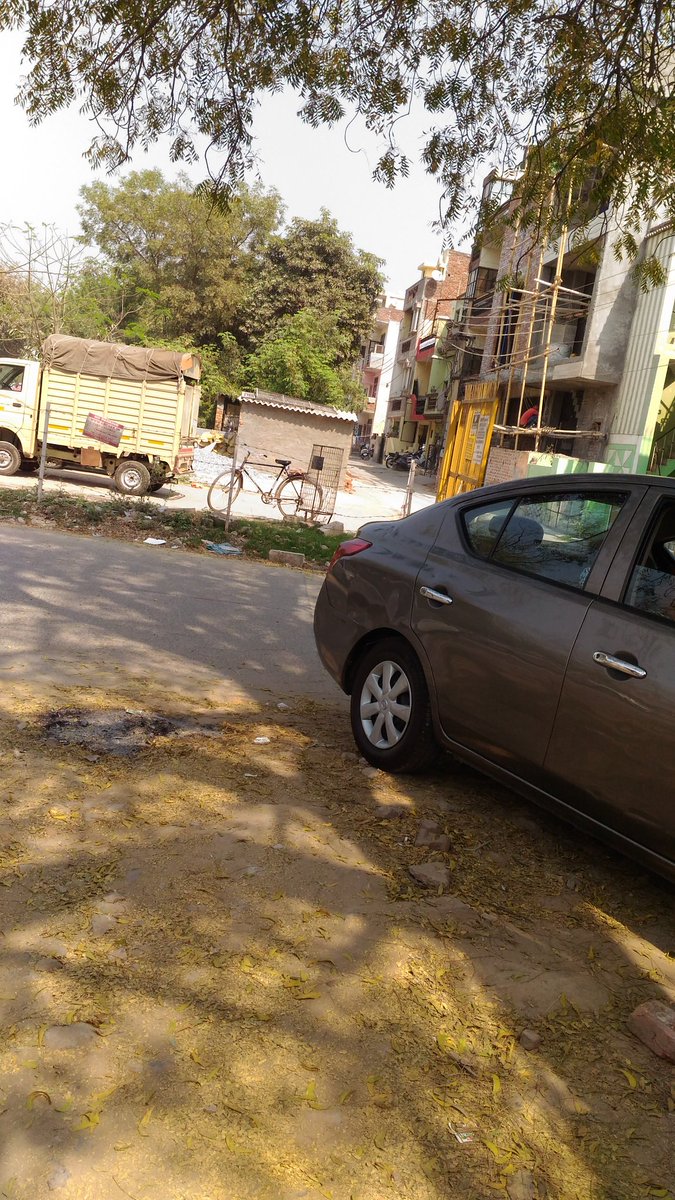 Advocate_Denson's tweet photo. @MSHAYIN #encroachment of #greenbelts is rampant on #Sec10-11 dividing road. On one end it is the #jhuggis while on the other it is unauthorized parking &amp; construction. Can a team be sent to demolish, remove d debris and re-culture the greens in this stretch please. https://t.co/3bWslYuNYB
