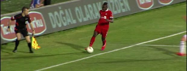 İşte Gençlerbirliği maçını yönetecek hakem. Ne kadar dikkatli olduğunu görüyorsunuz, hiç bi şey söylemem, vay şöyleymiş böyleymiş demem görüyorsunuz 😹