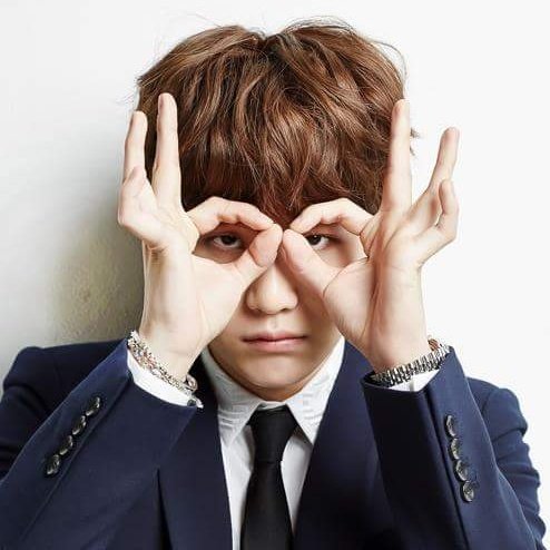 klvlly's tweet photo. 😂😂😂 he's the same person~ ♡
#THOSFansBTS7M | #iHeartAwards
#BestFanArmy | #BTSARMY | @BTS_twt https://t.co/vausYgG8rA