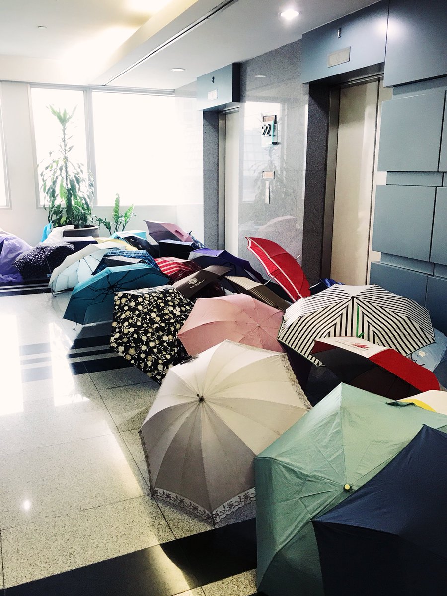 Und ich dachte die #Regenzeit beginnt erst im Juni ☔️ Drei mal dürft ihr raten, wer weder Regencape noch Regenschirm mit sich hatte🙋🏻‍♀️#klatschnass #ErlebeEs #Bangkok #thailand #auslandspraktikum