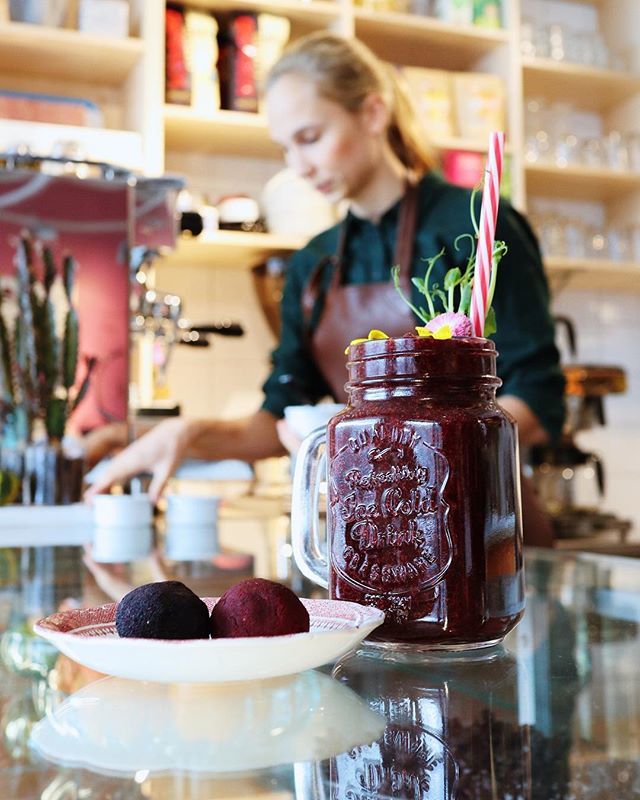 LjungBaker's tweet photo. It’s Friday!!
Start your day the right way.. try our blueberry and maca power smoothie and our delicious RAWballs🌱
#ljungbaker
#powersmoothie
#healthyfood
#rawfood
#rawballs
#healthylifestyle
#cyclecafe
#bonmeq
#skrapan https://t.co/U96K3Qhc9v https://t.co/iK8fKmg7TA