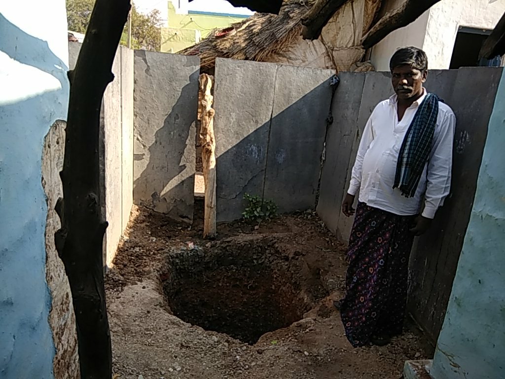swachhitradurga's tweet photo. A #GramPanchayat member motivates people to construct toilets in Bommadevarahalli village of Thammenahalli GP of #Molakalmuru taluk #SwaChitradurga #SwachhBharatMission #progress #towardsODF #ZSBP https://t.co/RU70sfKjcj