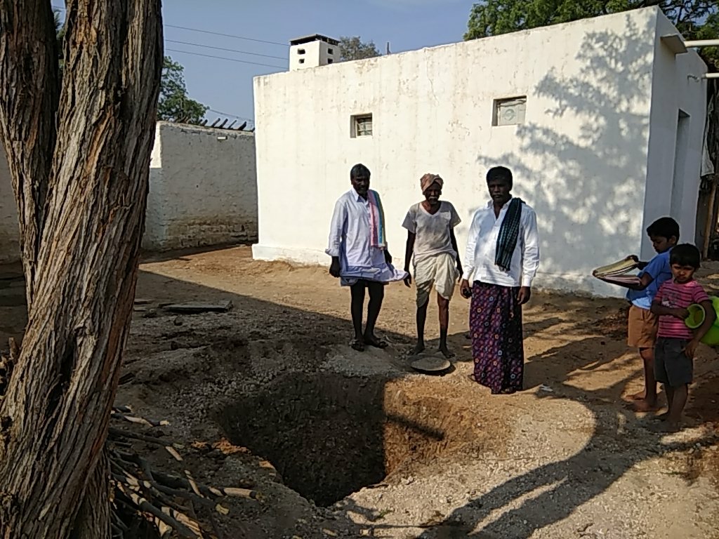 swachhitradurga's tweet photo. A #GramPanchayat member motivates people to construct toilets in Bommadevarahalli village of Thammenahalli GP of #Molakalmuru taluk #SwaChitradurga #SwachhBharatMission #progress #towardsODF #ZSBP https://t.co/RU70sfKjcj
