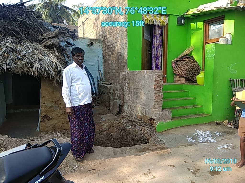 swachhitradurga's tweet photo. A #GramPanchayat member motivates people to construct toilets in Bommadevarahalli village of Thammenahalli GP of #Molakalmuru taluk #SwaChitradurga #SwachhBharatMission #progress #towardsODF #ZSBP https://t.co/RU70sfKjcj