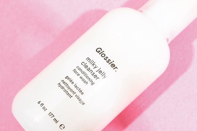 skinlabusa's tweet photo. Glossier Milky Jelly Cleanser Review
Uber trendy Glossier lives by their motto “skin first, makeup second, smile always.” So many of their beauty products put an emphasis on dewy, healthy, natural skin. They’ve also broken into the skincare world with a … https://t.co/sTUOD8n2u2 https://t.co/udD2mxPX38