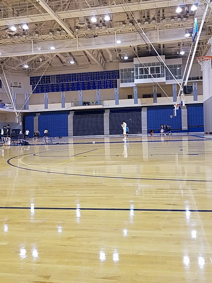 Joe_the_smart's tweet photo. @gordonhayward @smeathers5 Can I shoot with you guys some time? https://t.co/2OEyVmInoS
