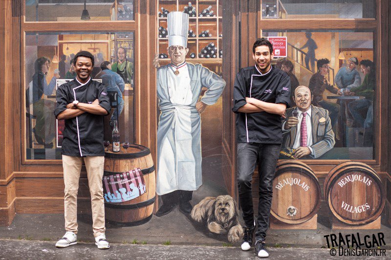 Pour le festival #Attable, la team des <a href="/DealerdeCook/">Dealer de Cook</a> investie la #Cuising pour balancer - sous le manteau - ses "junk (food) box" addictives et du bon son brut pour les truands. Faites tourner. 
 ow.ly/T4VT30iKdZe