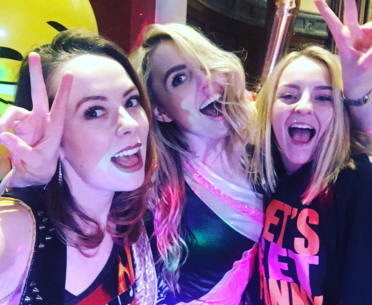 funkychickparty's tweet photo. Happy Fri-YAYYYYY 🙌🏼 We’re ready to par-TAYYYY 🎉 #Funkychicks #Fridayfeeling #Friyay #Fridayvibes #kidsparties #kidsentertainment #kidsentertainers #London #Kent #Surrey #Sussex #Essex #Netmums #BeckBromFL https://t.co/tiWpk6wRhk