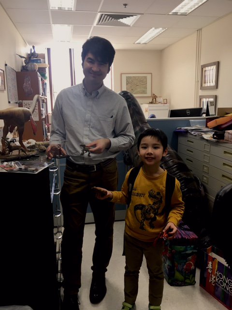 PalaeoPittman's tweet photo. Nigel + his mum visited me 1 yr on from my #dinosaur talk at the #ScienceAlive festival of the #HKScienceMuseum Thanks for the #nanoblock #Trex ๐ฆ! Nigel's favourite dinosaur is #Spinosaurus @dinoecosystems @hkuonline @HKUniversity @hku_science https://t.co/giYVWvDAM3