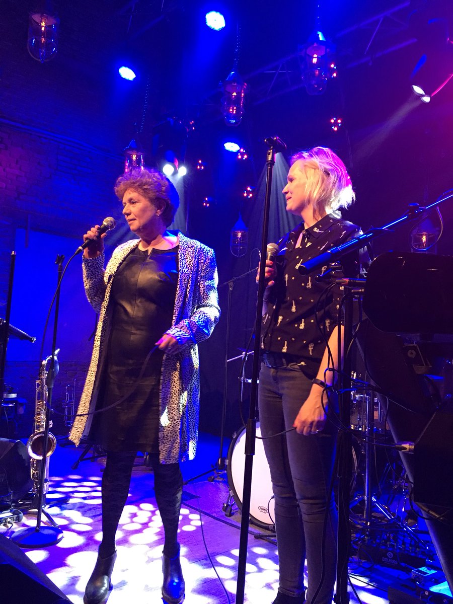 Vanessa_Bal's tweet photo. Gisteravond trakteerde @ybieshaar ons op een afscheidslied. Heel mooi! Heel veel succes in Eindhoven Yvon, we zullen je missen hier in de Drechtsteden! https://t.co/WbnhdsIb9s