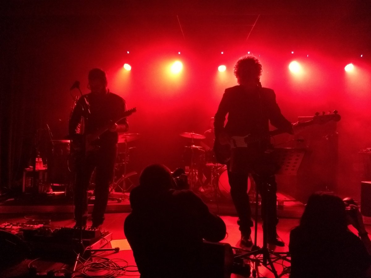 Luces rojas y negras, unas canciones espectaculares y un directo impecable. Qué ganas del nuevo disco de <a href="/EgonSoda/">Egon Soda</a>