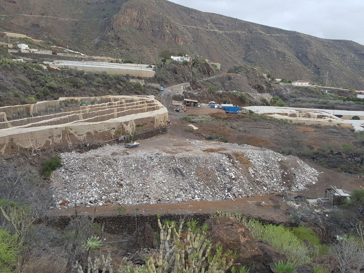 ValorizaRCDs's tweet photo. Detectan un #vertederoilegal en el cauce de un barranco de #Tamaimo #SantiagodelTeide. El responsable se excusa en que levantaba una balconada para huertas, pero esa obra también está prohibida en una parcela con protección hidrológica  https://t.co/OE4JbPWaGm vía @diariodeavisos https://t.co/nts4SiXM2A