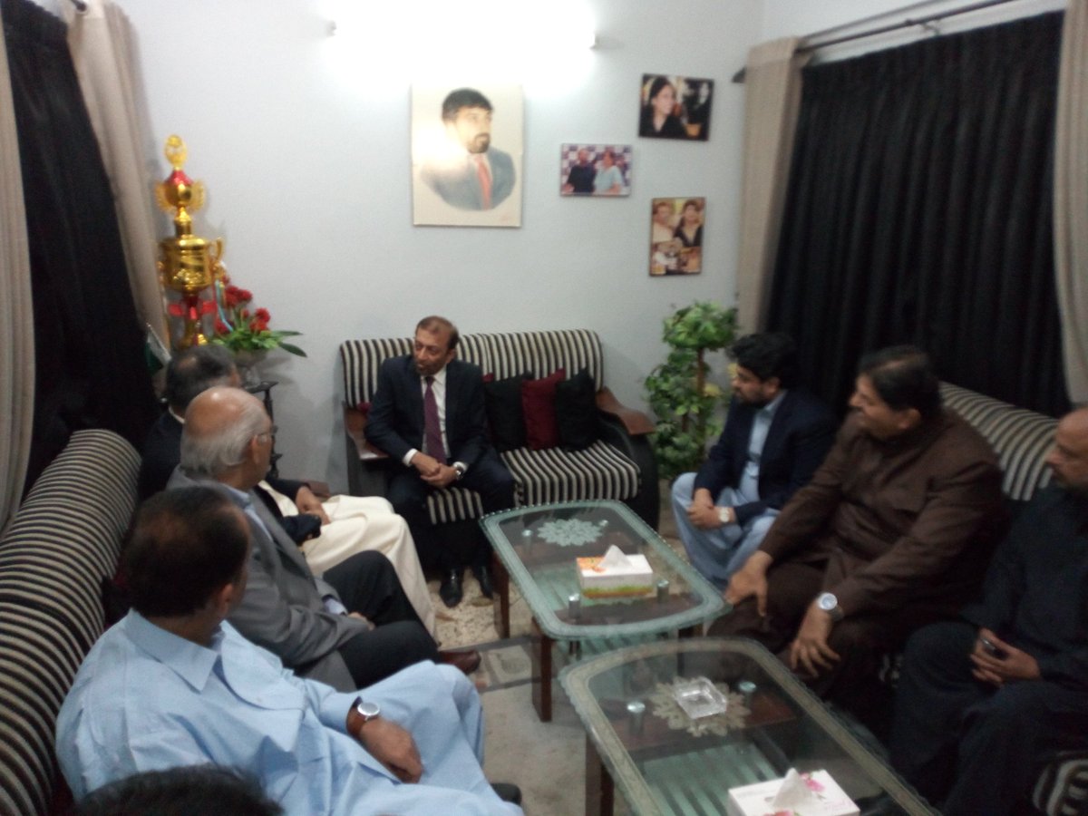 MQMPKOfficial's tweet photo. Delegation of #PMLN led by governor Sindh Muhammad Zubair meeting chief &amp; convenor of #MQM Pakistan @DFSMQM at his residence in PIB colony Karachi. Senator Mushahidullah, Senator Saleem Zia of PMLN &amp; Deputy Convener MQM Pakistan Kamran Tessori also present. https://t.co/8WlOtBApQ0
