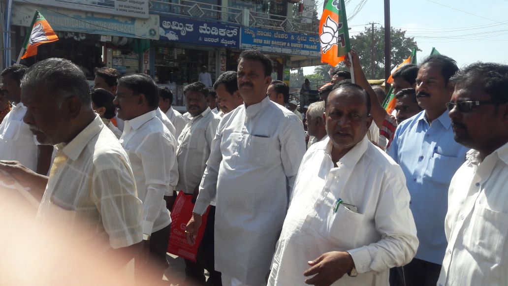 BhimannaHelawar's tweet photo. Res,Shri @AmitShah ji BJP leader of Muddebihal sri @SDHiregoudar when our @PMOINdia shri @Narendramodi made not ban he supported the PM so in this he distributed Sweets to Roadside small traders and encouraged them so please provide #Muddebihal_Assembly_BJP_Ticket https://t.co/5aggiv2OPs