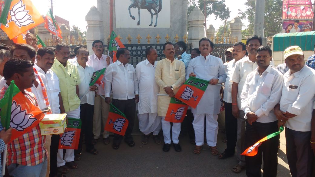 BhimannaHelawar's tweet photo. Res,Shri @AmitShah ji BJP leader of Muddebihal sri @SDHiregoudar when our @PMOINdia shri @Narendramodi made not ban he supported the PM so in this he distributed Sweets to Roadside small traders and encouraged them so please provide #Muddebihal_Assembly_BJP_Ticket https://t.co/5aggiv2OPs