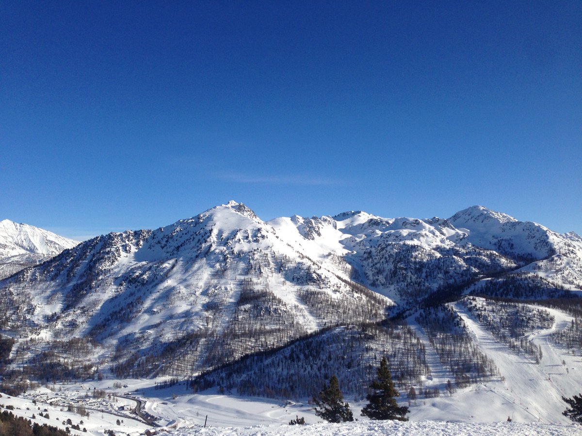 Montgenevre_ski's tweet photo. Another beautiful #bluebird today! Head to the south side of the mountain first this morning to enjoy the sunshine before it starts to get a bit slushier this afternoon, the snow on the north side should stay good all day #reptoptip https://t.co/Cn5SkiPhAh