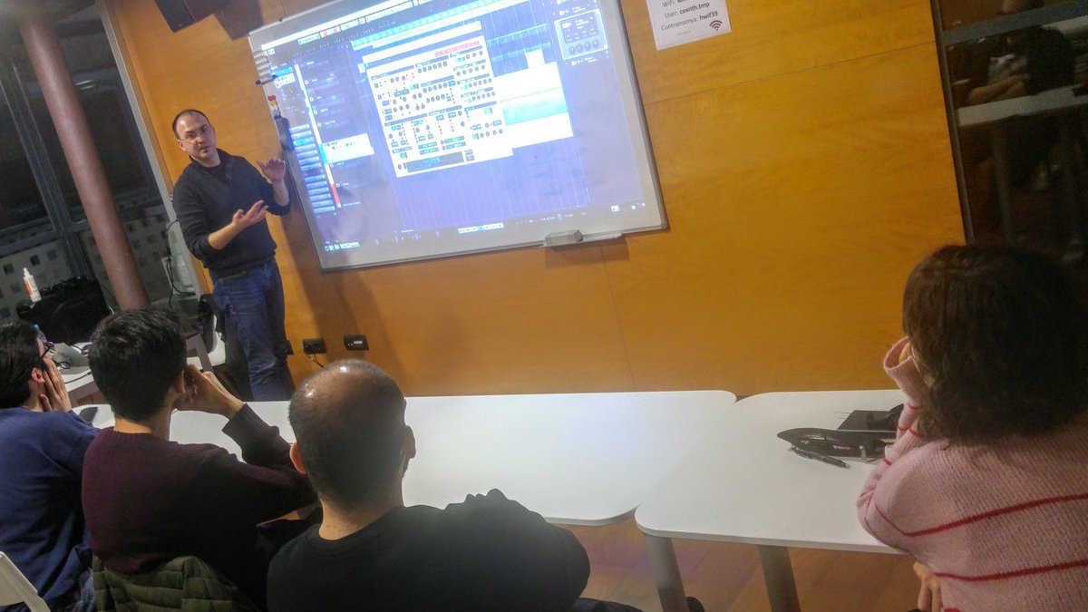 AlbertGarlo's tweet photo. Ayer en el Máster en música para videojuegos de @ENTI_BCN tuvimos el honor de tener al gran @alberto_mcalby, compositor en decenas de juegos para Spectrum, Game Boy, SNES... Dos horas que fueron un auténtico viaje por la historia de la música chip. ¡Gracias Alberto! https://t.co/aN5Gy0jJEe