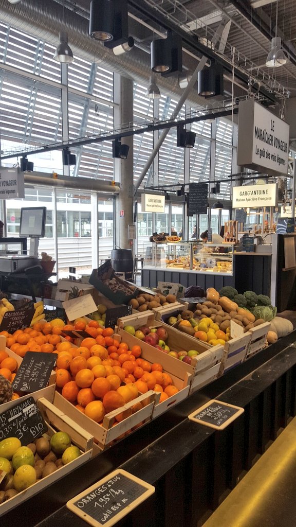 SocialGoodWeek's tweet photo. #SocialGoodWeek 💡#BeCarefood En direct des @HallesdeBacalan quel bel endroit pour parler consommation responsable 🍅🍓🍏🍎🍇🍜 https://t.co/ykPMy7TEHR