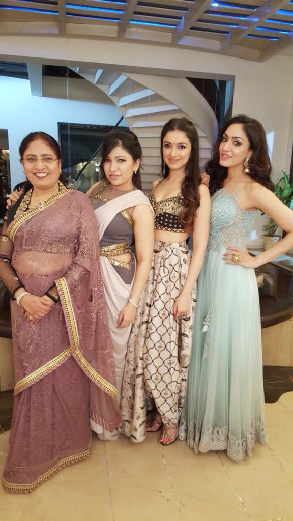 TulsikumarTK's tweet image. All my favorite ladies in the house ❤️ #sudeshkumari @iamDivyaKhosla @KhushaliKumar #TulsiKumar 
#Kumars #kumarladies #aboutyesterday #famjam 🤗😇