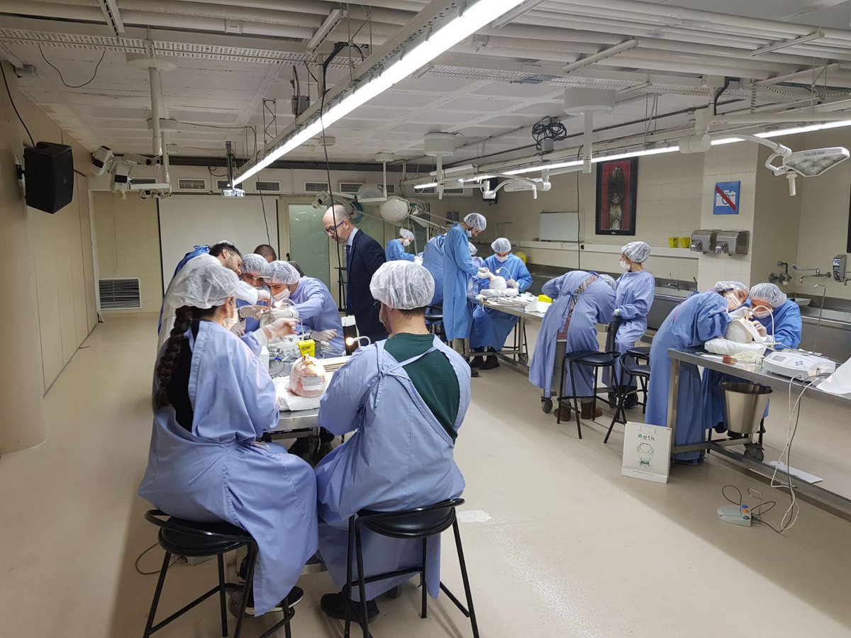 Etkiberia's tweet photo. El  pasado día 2 de marzo en las instalaciones de la Universidad de  Barcelona y dentro del Master de Medicina , Cirugía e Implantología,  LYRA-ETK colaboró en la colocación de la gama de implantes Naturactis  con los alumnos del master en la disección de cadáveres. https://t.co/c8Ta7xQ3MI