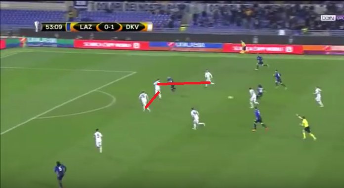 MarcoRoberti10's tweet photo. Poi è semplice esaltare la verticalità di #Immobile che attacca immediatamente la profondità costringendo i difensori a sfidarlo in velocità(e ovviamente lo perdono)
#LazioDinamoKiev #EuropaLeague https://t.co/XWA7IIvqOf